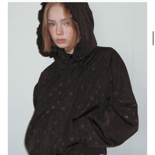 론론 DOT PENDANT FRILL HOODIE WIN D JUMPER