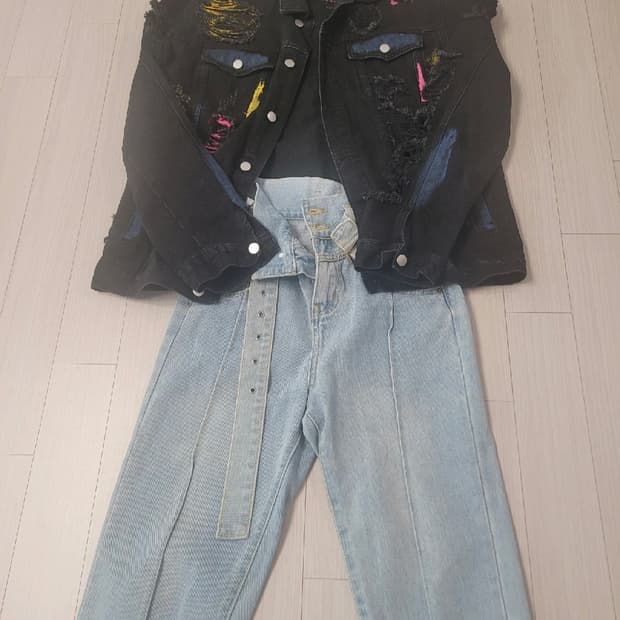 블랙 데님 자켓 (디스트로이드 & 페인트 포인트)

스트리트 무드 가득한