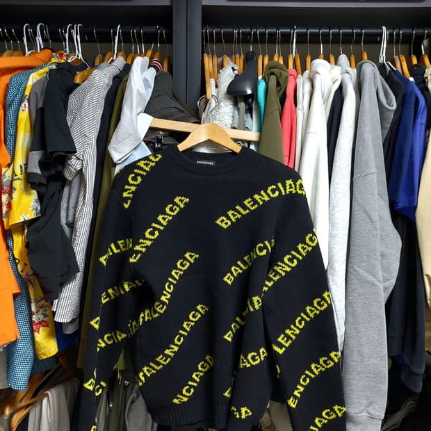 발렌시아가 올오버 로고 니트 블랙/형광 M 정품검수완료