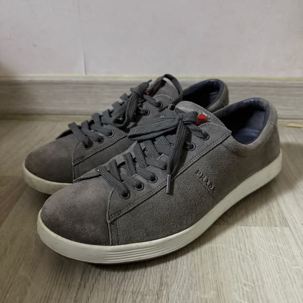 프라다 남성 스웨이드 로고 스니커즈 그레이 7.5 (270)