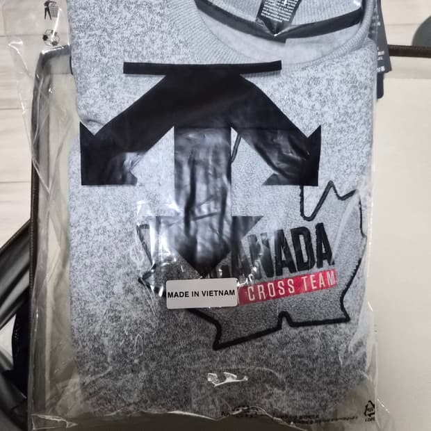 데상트 캐나다 스키크로스 와펜 사카리바 맨투맨