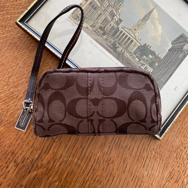 COACH 시그니처 레더 스트랩 미니 파우치