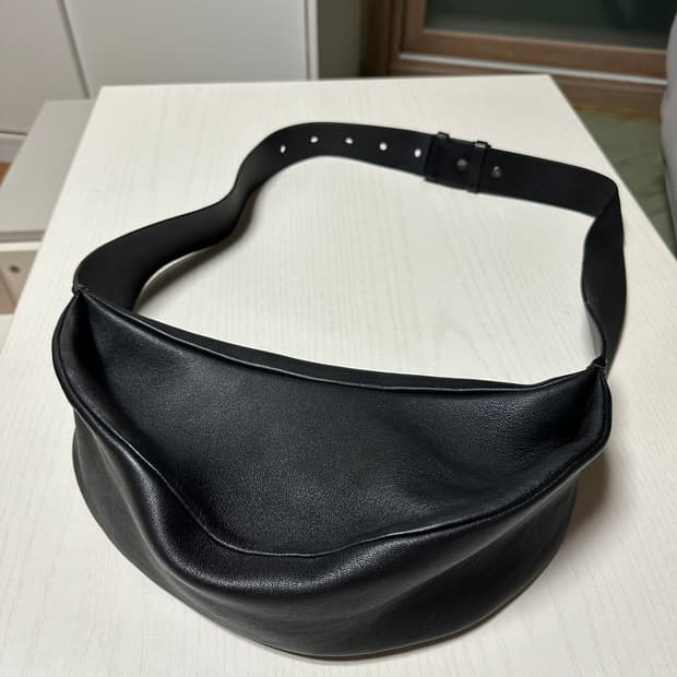 코스 레더 바디 숄더백