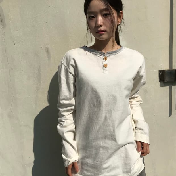 아이보리 버튼 헨리넥 롱슬리브 