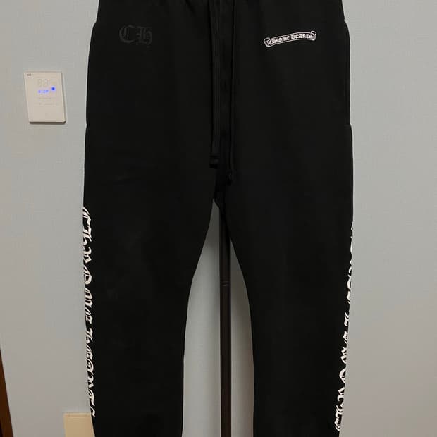 [S] 크롬하츠 스크롤 로고 스펠아웃 스웨트팬츠 블랙
