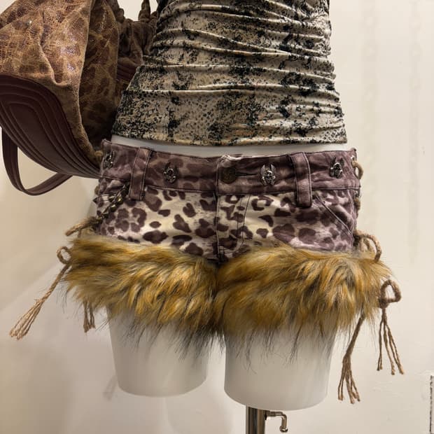 레오파드 스컬 스터드 스웨이드 아일렛 퍼 숏팬츠 갸루 y2k