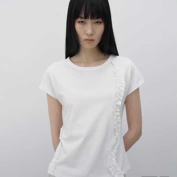 인사일런스우먼 프릴 스트랩 피그먼트 탑 WHITE
