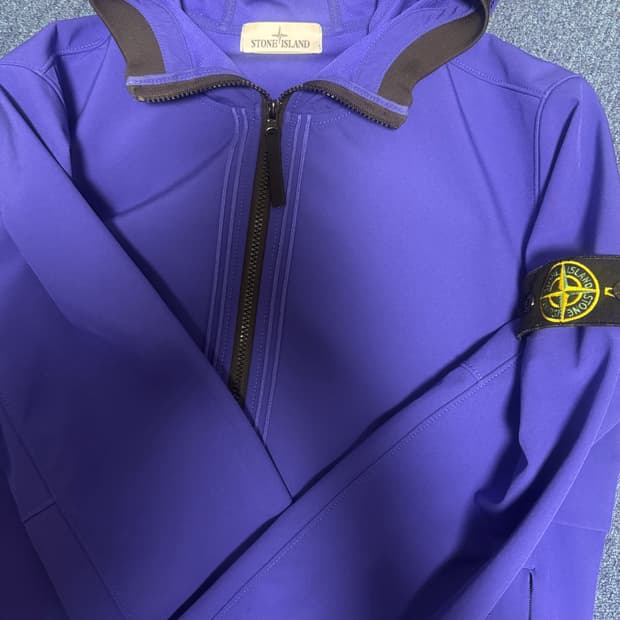 스톤 아일랜드 40427 라이트 소프트 쉘 후드 블루종