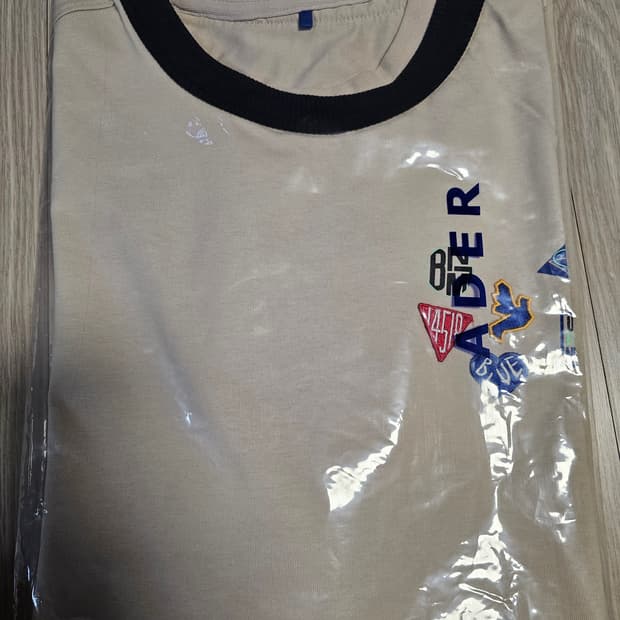 아더에러 배지 반팔티 A2 새상품 판매합니다 