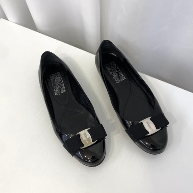 페라가모 바라보우 페이던트 플랫 슈즈 6.5C