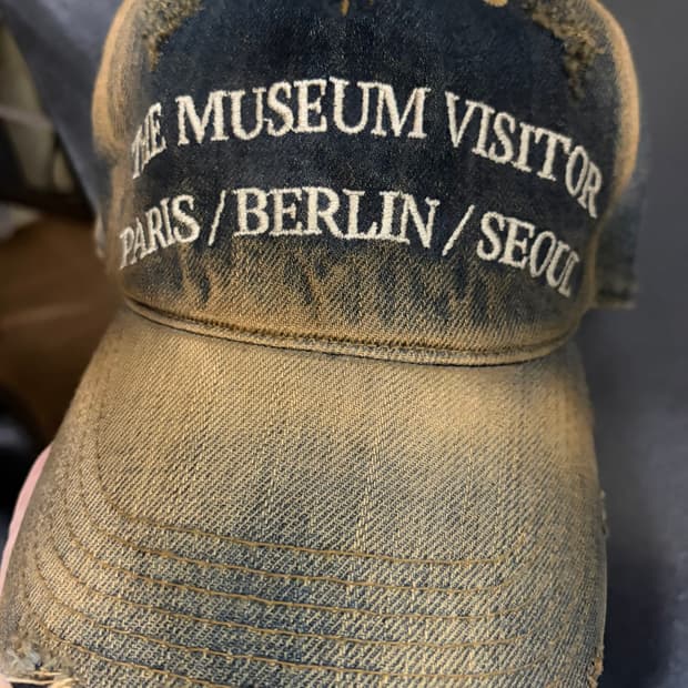더뮤지엄비지터 워시드 데님 볼캡 옐로우 블루