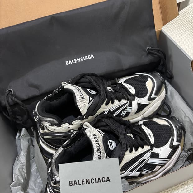 발렌시아가 러너 스니커즈