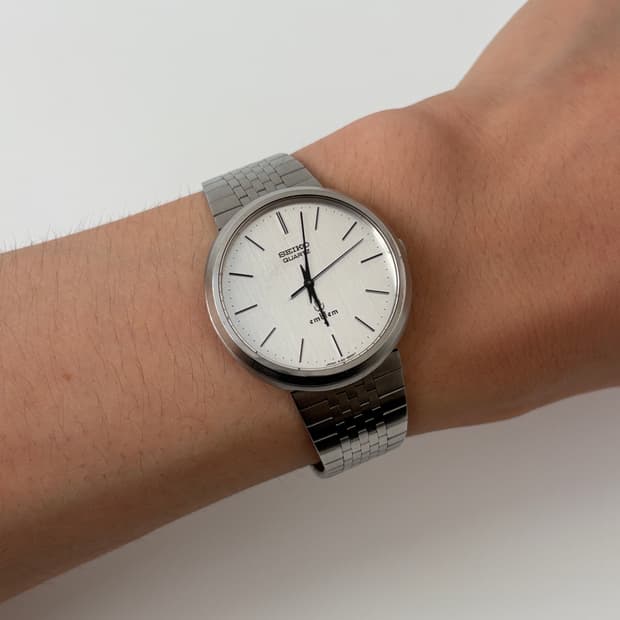 70s emblem silver round quartz
