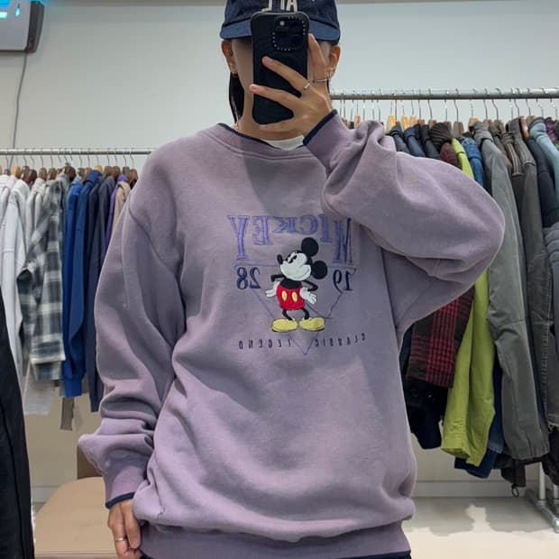 Mickey & Co 자수 그래픽 맨투맨