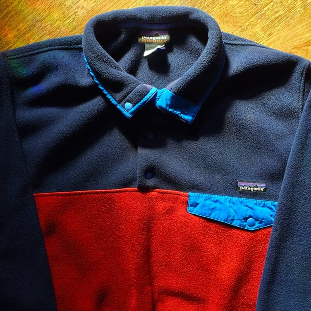 파타고니아 신칠라 스냅티 투톤 레드 네이비 L