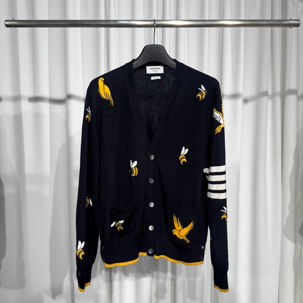 [정품] 톰브라운 25SS 사선완장 버드 앤 비 브이넥 가디건