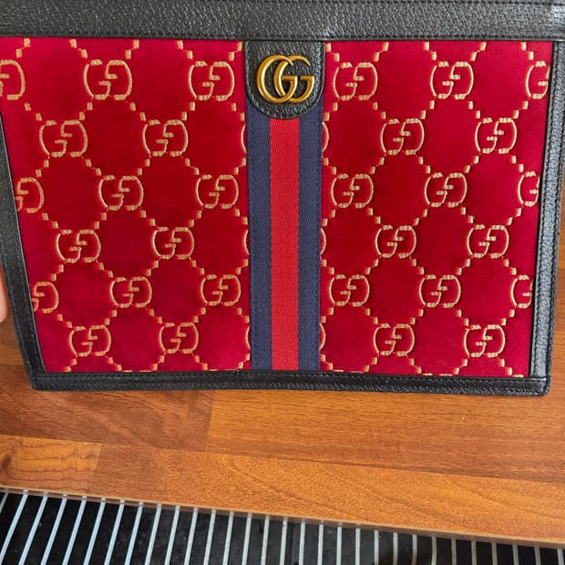 구찌 벨벳클러치 한정판