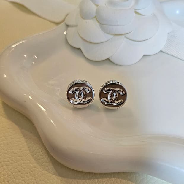 샤넬 코인단추 은장스터드 귀걸이 업사이클링 