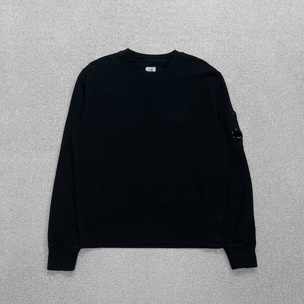 C.P 컴퍼니 렌즈 와펜 크루넥 맨투맨 블랙