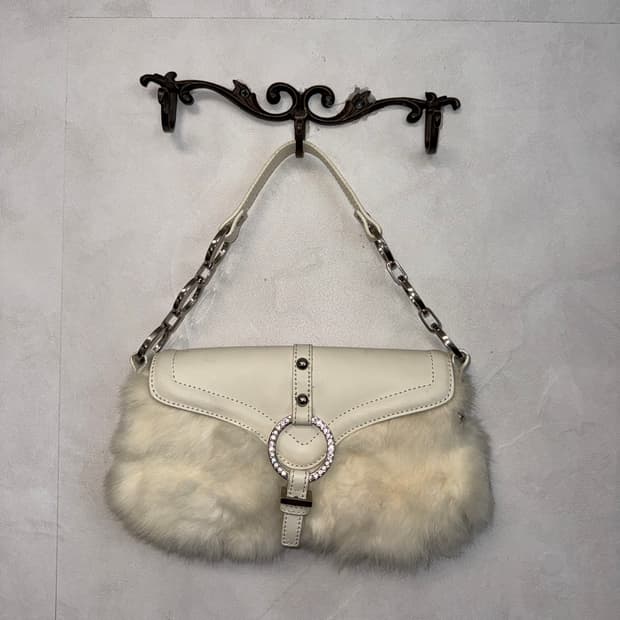 Ivory fur trimming cubic chain 숄더백 