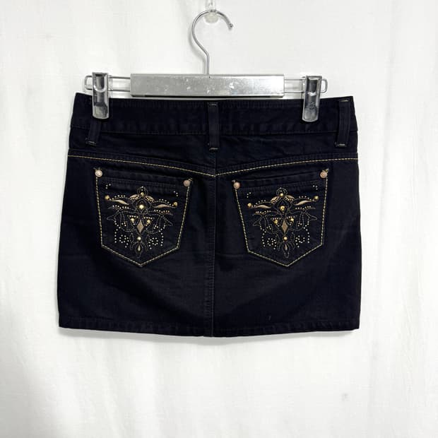 Black detail mini skirt