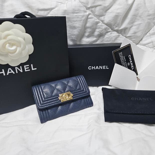 샤넬 보이 캐비어 카드지갑 네이비 샴페인골드 풀박스