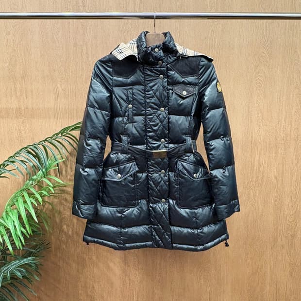 버버리 블루 라벨 퀄팅 패딩 탈부착 후드 골드 버클 벨트 디테일 블랙