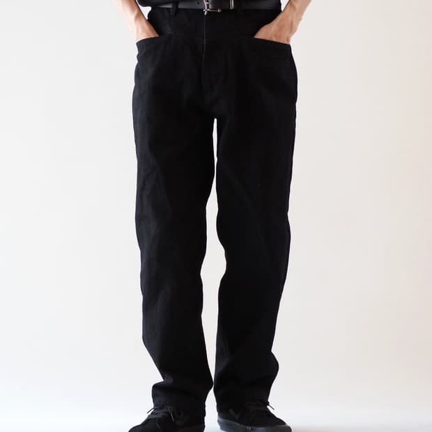 코모리 블랙 드릴 테이퍼드 팬츠