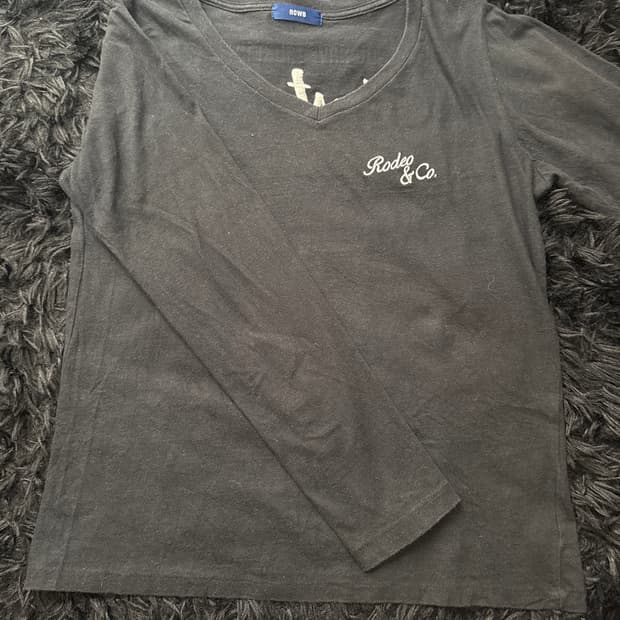 “RCWB” V-neck sleeve T-shirt