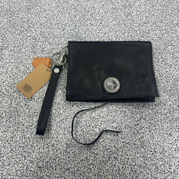 [새상품] AGINGCCC x 236 레더 콘쵸 클러치백