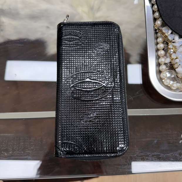 까르띠에 “Happy Birthday” 페이턴트 레더 장지갑