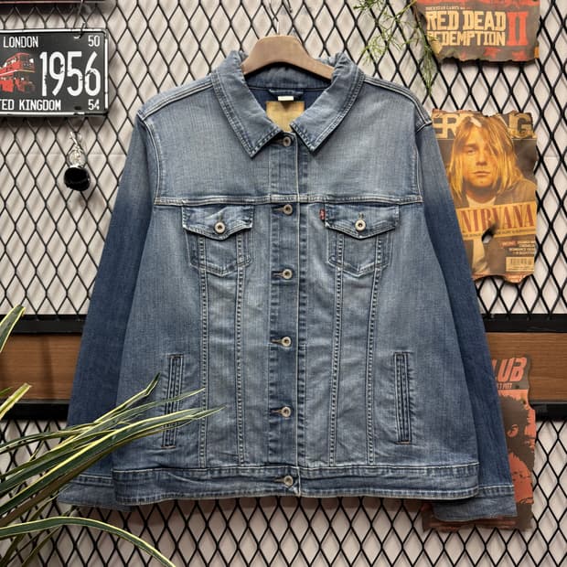리바이스 워싱 데님 트러커 자켓 전면 스몰 포켓 포인트 중청