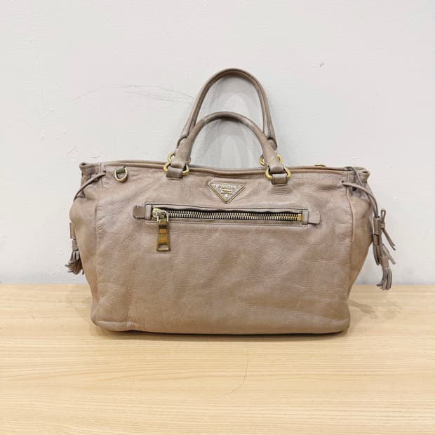 프라다 비텔로 다이노 레더 토트백 삼각 메탈 로고 플레이트 디테일 베이지