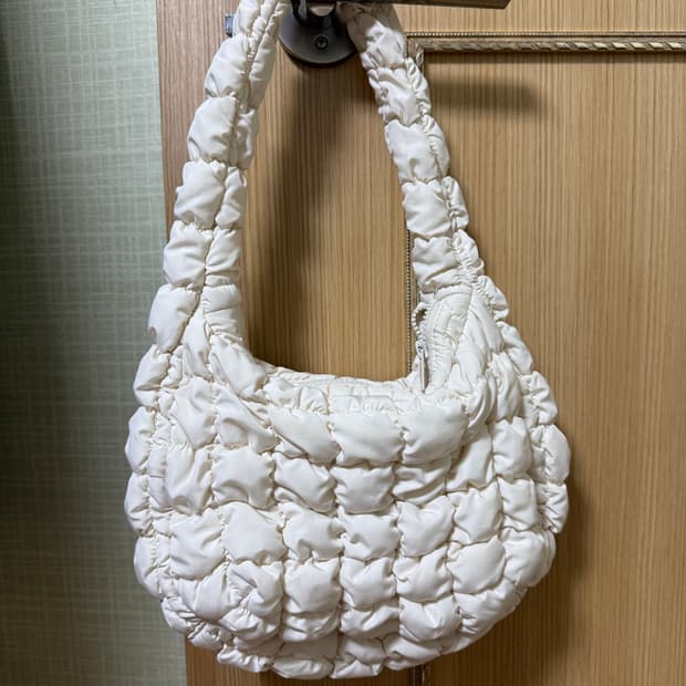 코스 퀼티드 미니백 크림