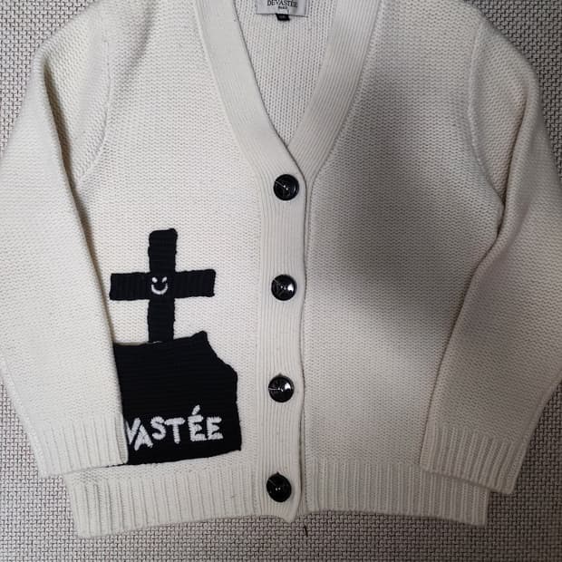 데바스테 화이트 자수 가디건