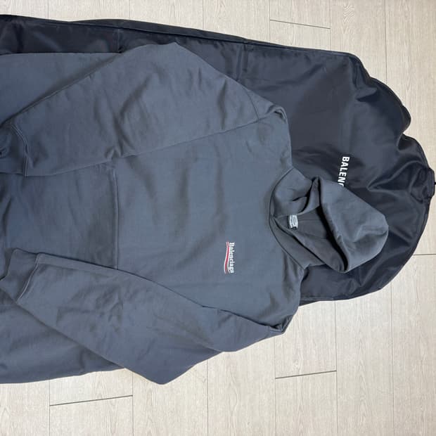 발렌시아가 웨이브로고 자수 후드티 새상품급 판매