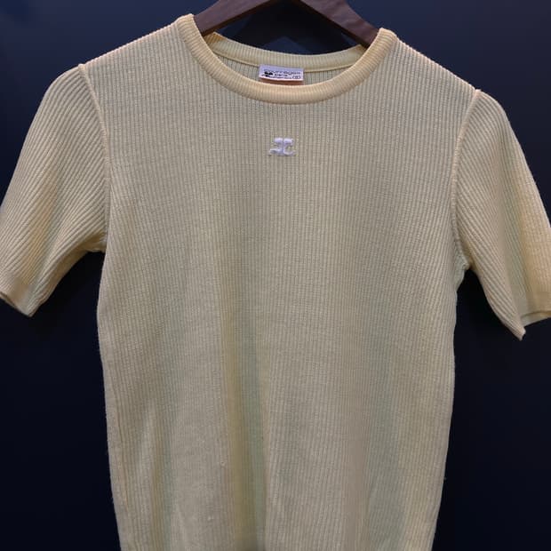 꾸레쥬 옐로우 로고 반팔 니트