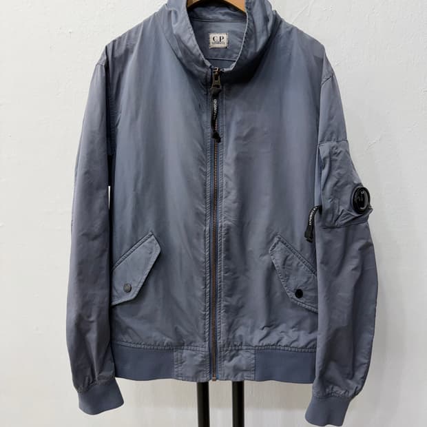 매장판정품) CP컴퍼니 렌즈 코팅 블루종 바람막이자켓 M