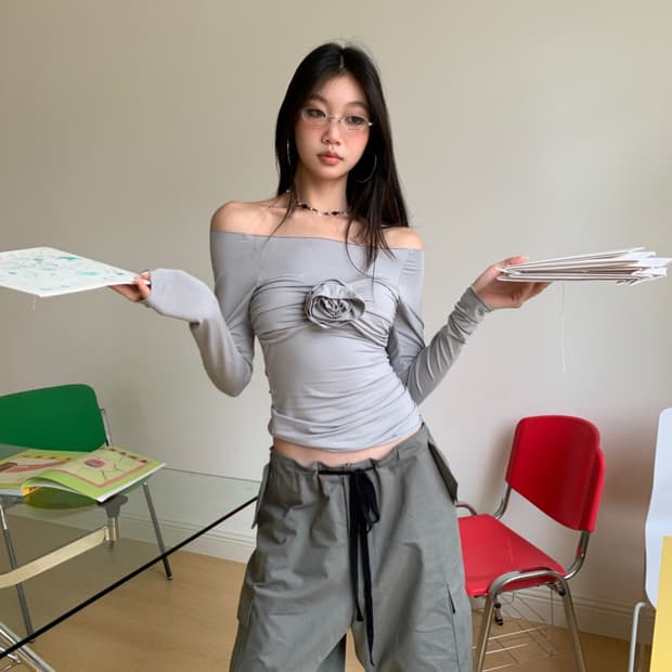 Fortunee 그레이 코사지 오프숄더티셔츠