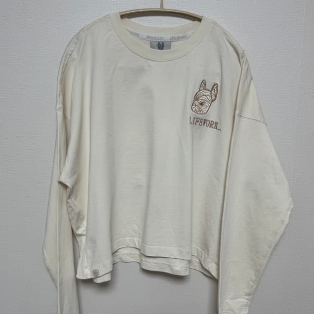 라이프워크 아이보리 불독 자수 긴팔크롭티셔츠