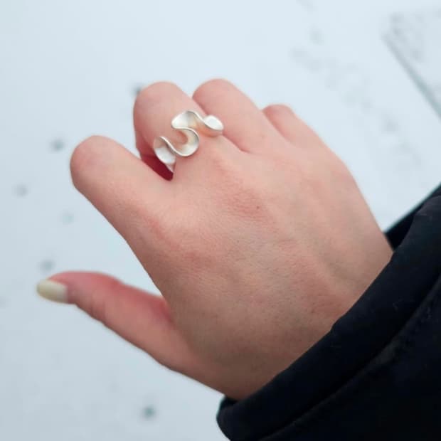 무광 실버 웨이브 오픈 링  은반지