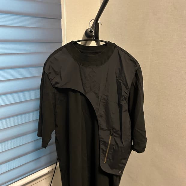 사이드포켓 블랙 티셔츠