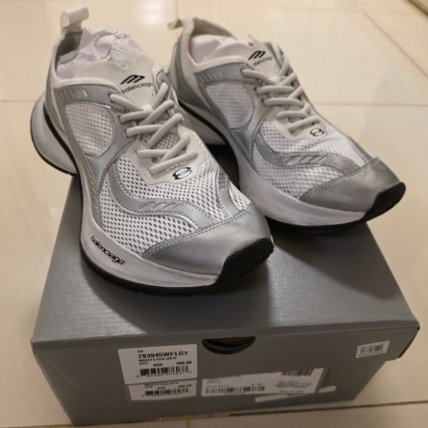 발렌시아가 서킷 스니커즈 42사이즈 실버/화이트