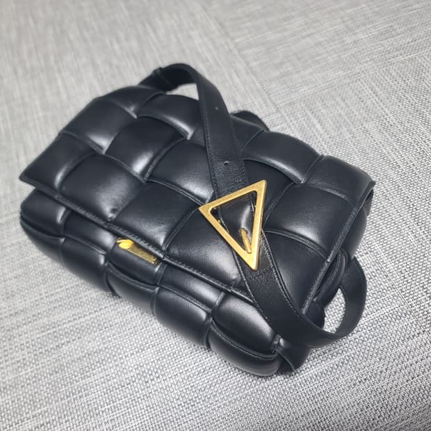 보테가베네타 패딩 레더 카세트백 블랙 금장 크로스백