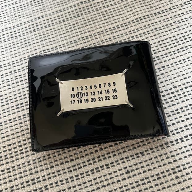 메종 마르지엘라 블랙 애나멜 반지갑