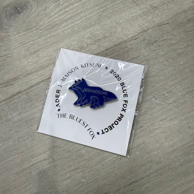 아더에러 메종키츠네 핀 뱃지