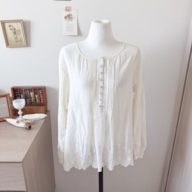 얼스뮤직 모리걸 화이트 자수 블라우스