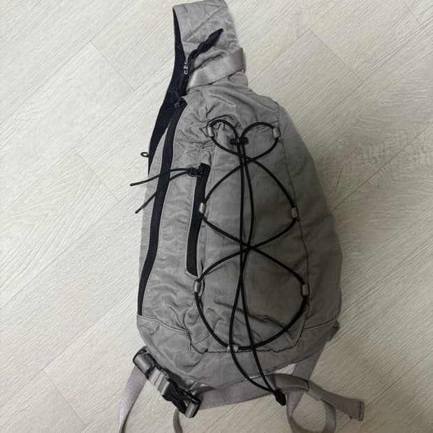CP컴퍼니 슬링백 메탈그레이