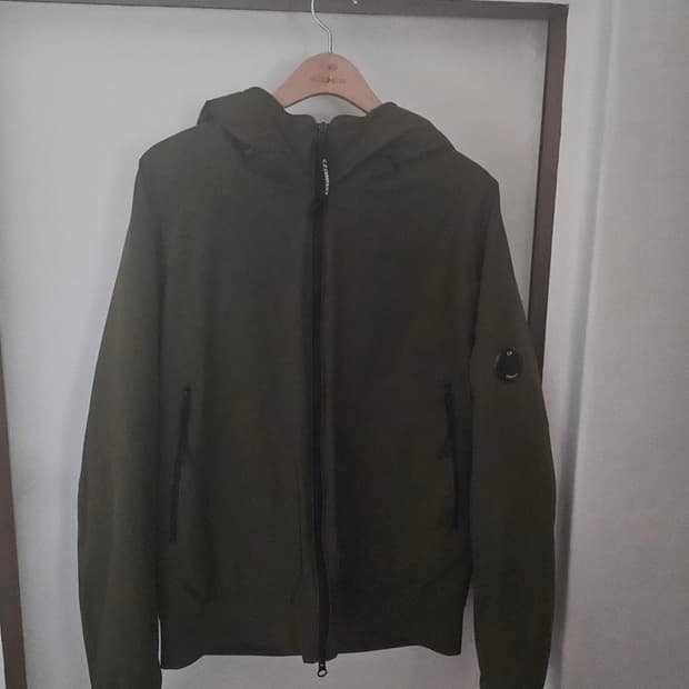 cp컴퍼니 경량패딩 올리브카키 52사이즈(105)