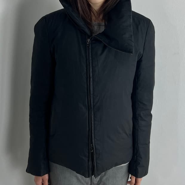 카즈유키 쿠마가이 어태치먼트 비대칭 하이넥 다운 자켓